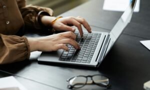 Arti Jabat Tangan Pria Wanita Dan Makna Gelitik Tangan